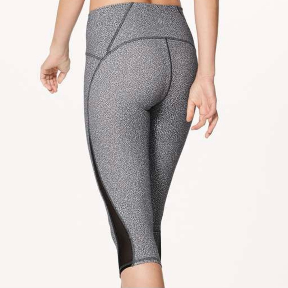 Lululemon Train Times Crop 17" Size 6 Black Fractal Alpine White Black Leggings